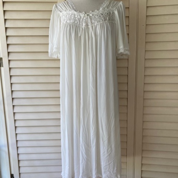 1960's Miss Elaine Waltz Length Nightgown - Picture 2 of 9